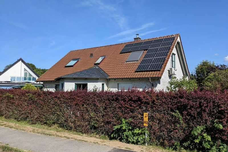 Eigenheim mit Solar und Steckdosenspeicher, normaler Haushaltsbedarf, ohne prominente Wallbox/Wärmepumpe